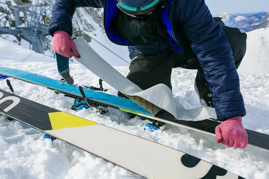 Наклеивание камуса на лыжи для скитура