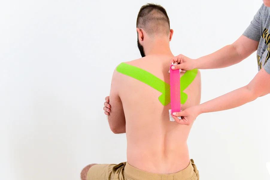 Подробная схема аппликации кинезиотейпом при боли в спине. Вариант 2