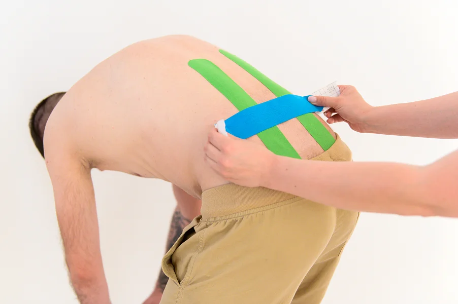 Подробная схема аппликации кинезиотейпом при боли в спине. Вариант 4