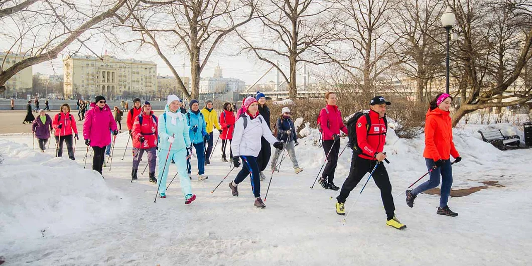 Занятие скандинавской ходьбой зимой в парке