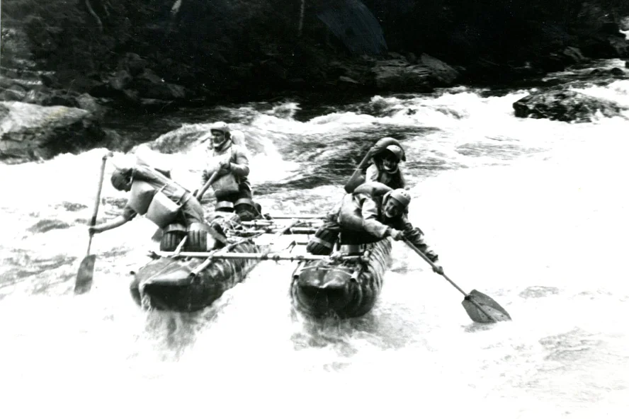 Сплав по бурной реке на катамаране. Ретро фото из архива компании Сплав