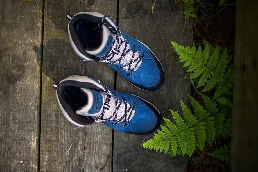 Мембрана используется в треккинговой обуви для того, чтобы ботинке не промокали от мокрой травы, грязи и ноги дольше оставались в тепле