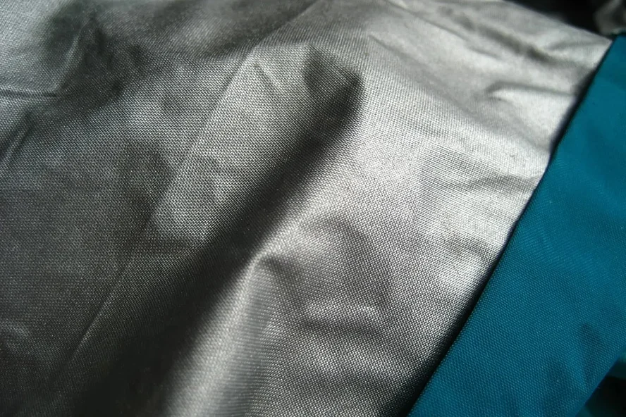 Silver — водонепроницаемое покрытие на основе резины с алюминиевой крошкой на внутренней стороне ткани
