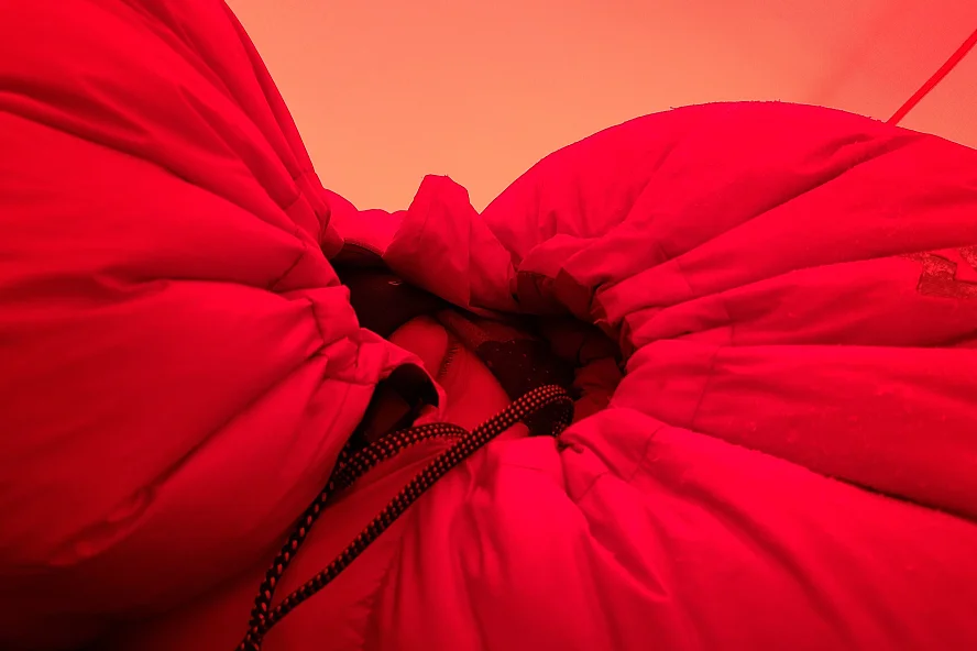 Цвет палатки имеет значение. В красной палатке все становится красным. Фото автора