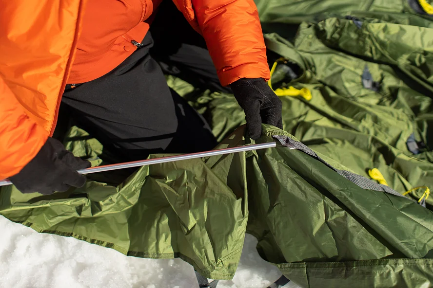 Палатку с внешними душами легко и быстро устанавливать Палатку с внешними душами легко и быстро устанавливать