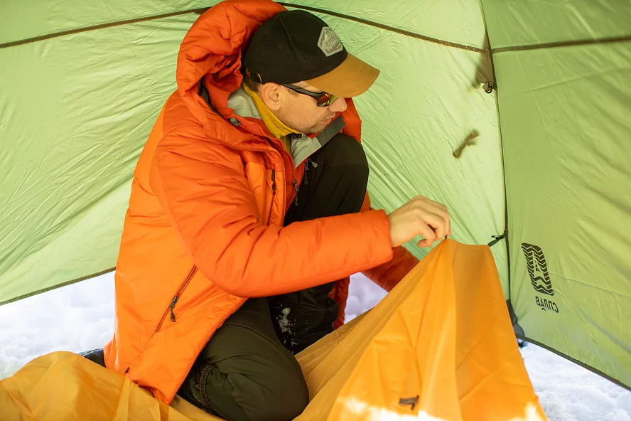 Преимущество палатки на  внешних дугах - внутреннюю часть можно поставить в сухости после установки тента