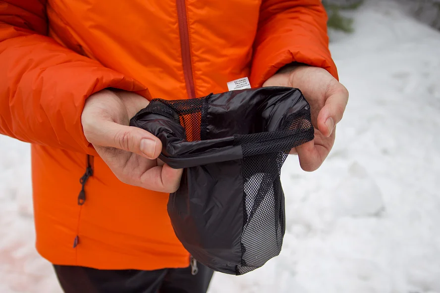 Когда не хватает кольев для фиксации оттяжек можно использовать небольшой мешочек, чехол от палатки. Главное иметь на оттяжке небольшой карабин Альтернативный вариант фиксации оттяжек на палатке зимой