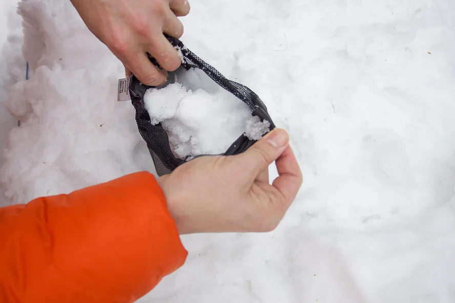 Когда не хватает кольев для фиксации оттяжек можно использовать небольшой мешочек, чехол от палатки. Главное иметь на оттяжке небольшой карабин Альтернативный вариант фиксации оттяжек на палатке зимой