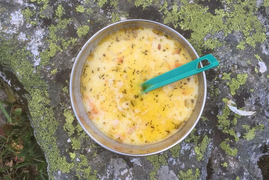 Сырный суп в миске