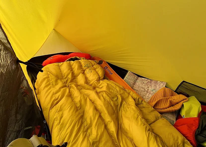 Спальник в палатке