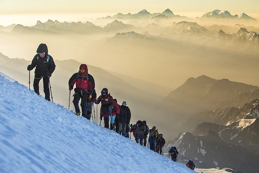 Восхождение группы альпинистов