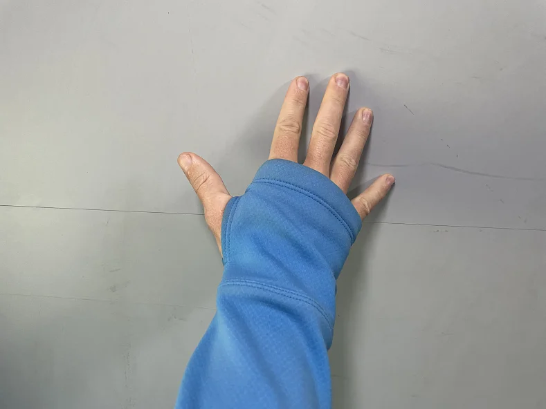 длинный рукав с отверстием для пальца