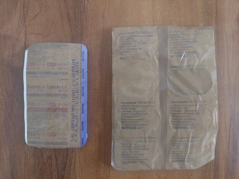 Упаковка лекарств в походной аптечке