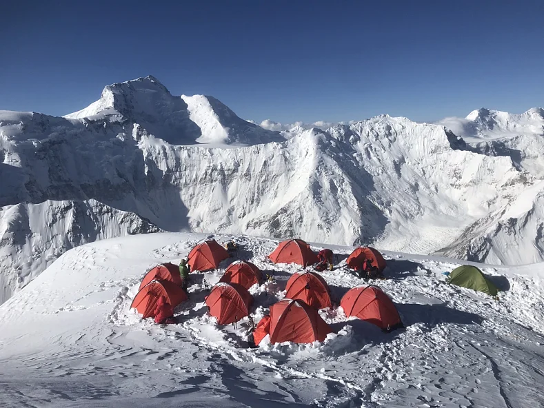 Альпинистский лагерь на пике Корженевской